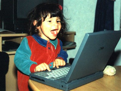 Madline beim Betrachten ihrer eigenen WebSite